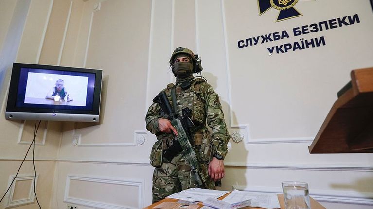 Ukrainan tiedustelupalvelun sotilas pressitilaisuudessa.