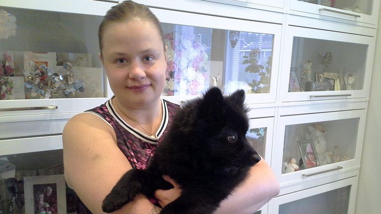 Heidi Hyytiäinen koiransa kanssa.