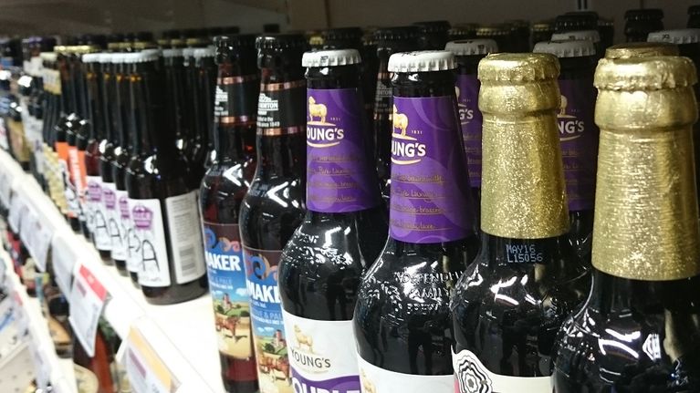 Olutvalikoimaa alkossa