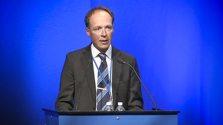 Jussi Halla-aho puhumassa perussuomalaisten puoluekokouksessa Turun Logomossa lauantaina 8. elokuuta 2015.