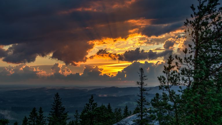 Aurinko pilkistää ukkospilvien lomasta Kolilla.
