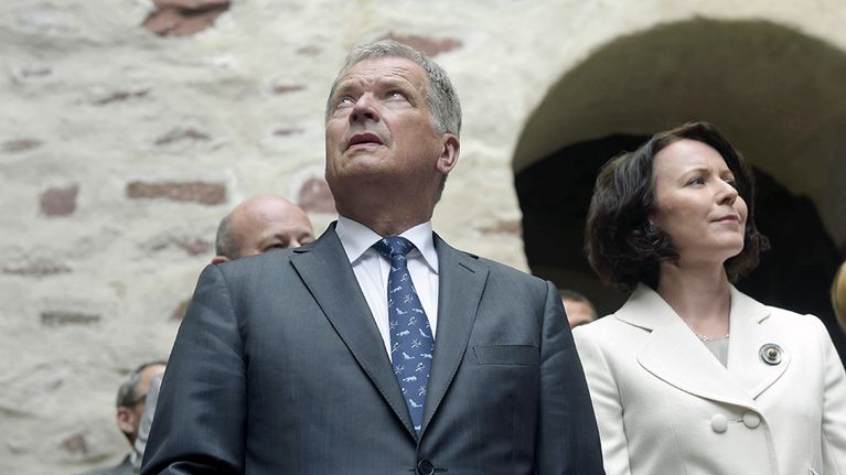 Sauli Niinistö ja Jenni Haukio vierailevat Kastelholman linnassa Ahvenanmaalla.