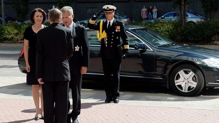 Tasavallan presidentti Sauli Niinistö (kesk) ja puoliso Jenni Haukio saapuivat Sotainvalidien Veljesliiton 75-vuotisjuhlaan Helsingissä 18. elokuuta 2015. 