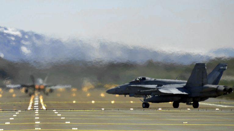 Suomen ilmavoimien F/A-18 Hornet-pari startissa Bodön tukikohdassa Norjassa