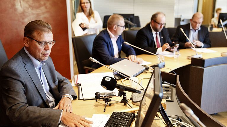 neuvottelijoita istuu pöydän ääressä
