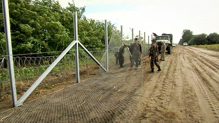 Unkari rakentaa aitaa Serbian vastaiselle rajalleen.