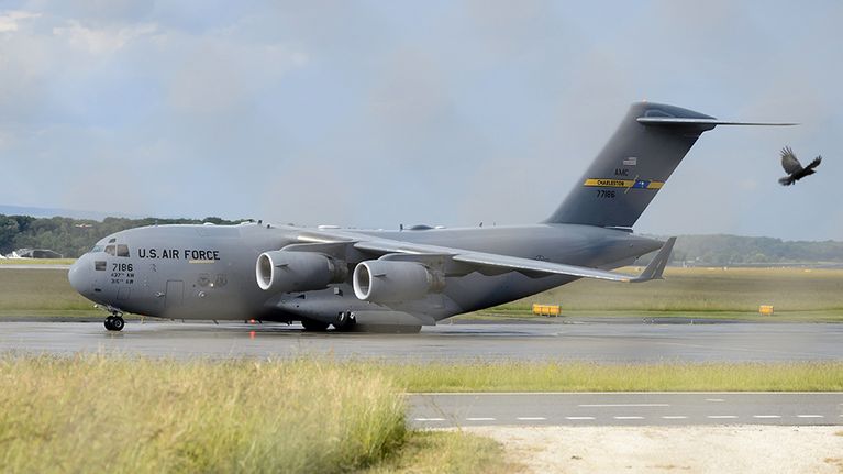 Yhdysvaltain ilmavoimien C-17 kuljetuskone.
