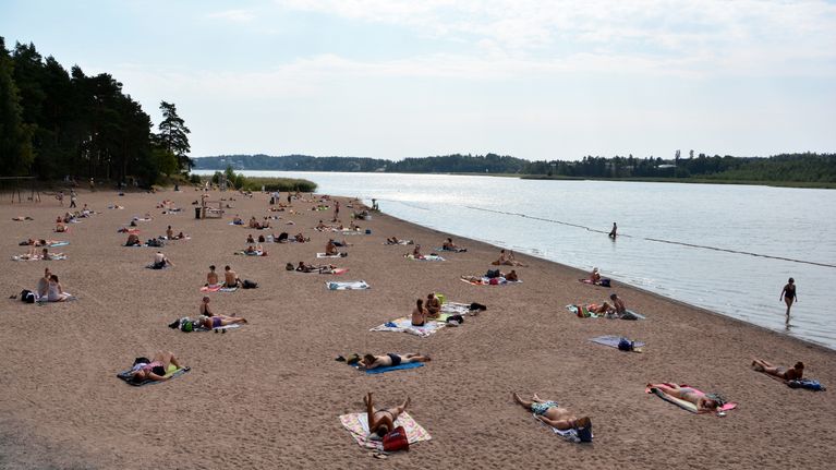 Ihmisiä uimarannalla