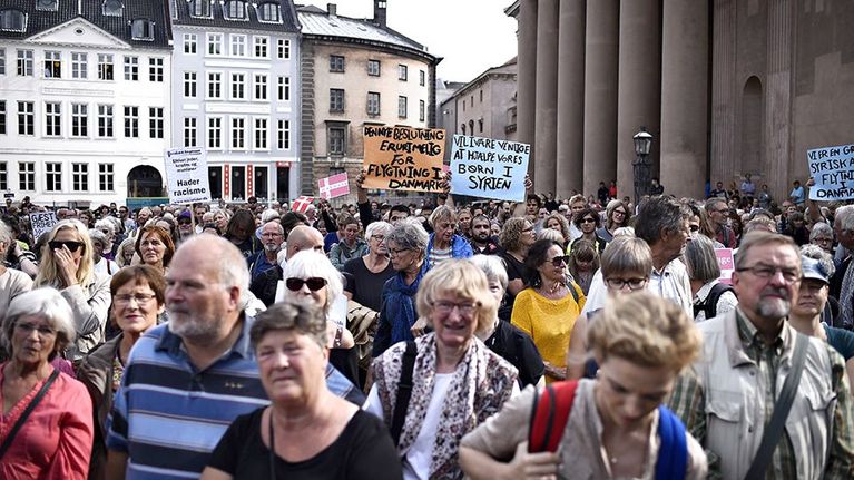 Ihmiset osoittavat mieltään uuden hallituksen pakolaispolitiikkaa vastaan 26. elokuuta Kööpenhaminassa.