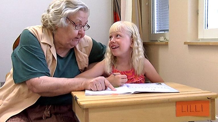 Koulumummo Sirpa Juupajärvi ja koululainen Lilli Reko