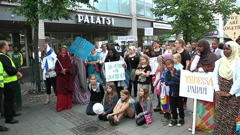 Mielenosoittajia avoimuuden ja monikulttuurisuuden puolesta Kouvolan Manskilla
