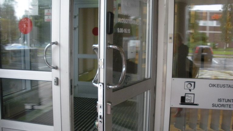 Avoin ulkosi Oulun oikeustalon aulaan.