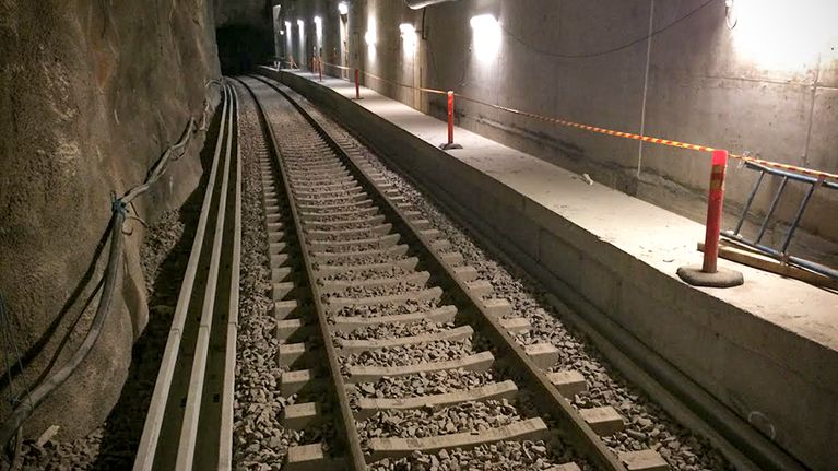 Melkein valmiilta näyttävät metrokiskot.