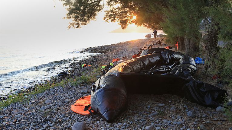 Osittain tyhjentynyt kumivene rannalla.