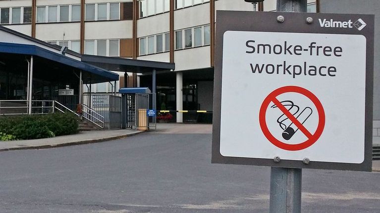 Savuton työpaikka -kyltti.