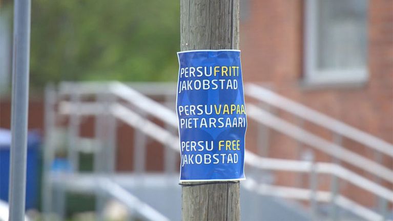 Persuvapaa Pietarsaari - julisteessa on sinistä, valkoista ja keltaista väriä. 