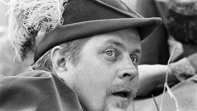 Simo Salminen Noin seitsemän veljestä -elokuvan kuvauksissa.