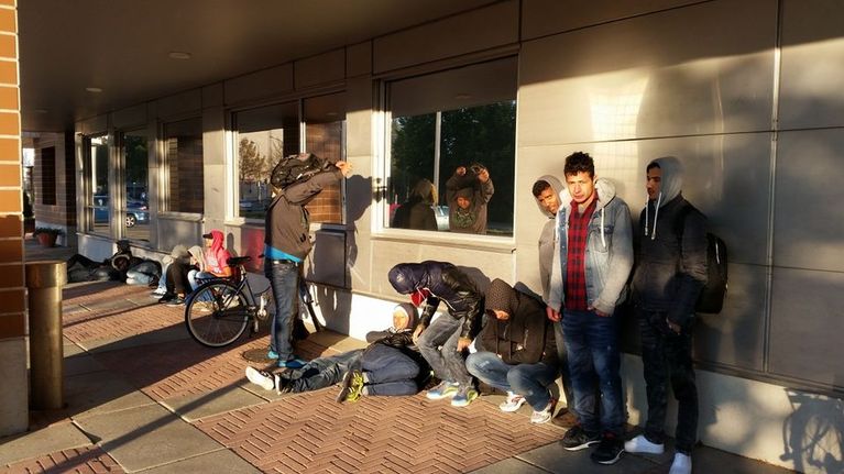 Oulun poliisilaitoksen ovien edessä odotti noin 20 turvapaikanhakijaa.