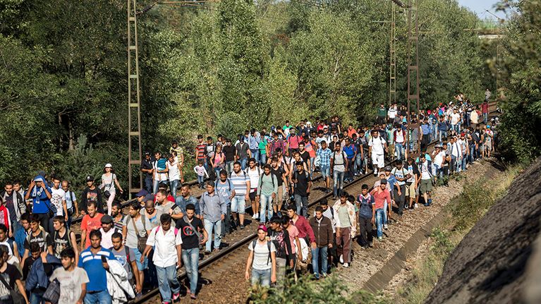 Turvapaikanhakijoita Budapestin länsipuolisella rataosuudella Unkarissa 4. syyskuuta 2015. 
