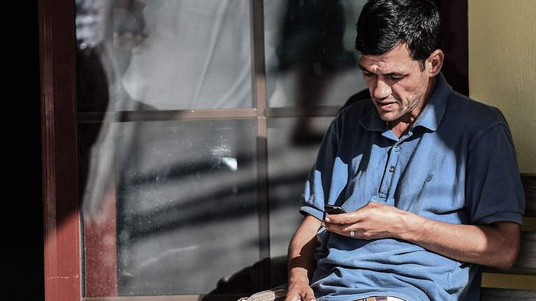 Abdullah Kurdi ruumishuoneen edustalla Muglassa, Turkissa torstaina 3. syyskuuta.