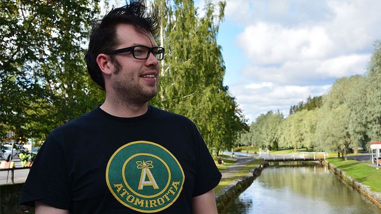 Jonas Olsson Kokkolan keskustassa sillalla taustalla puita ja kaupunginsalmi eli Sunti.
