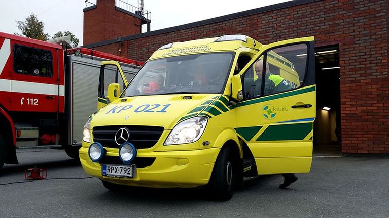 Kuvassa ambulanssi ja vieressä paloauto