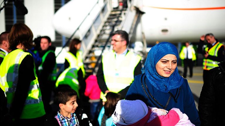 Syyrialaispakolaisia Hannover-Langenhagenin lentoasemalla Saksassa.