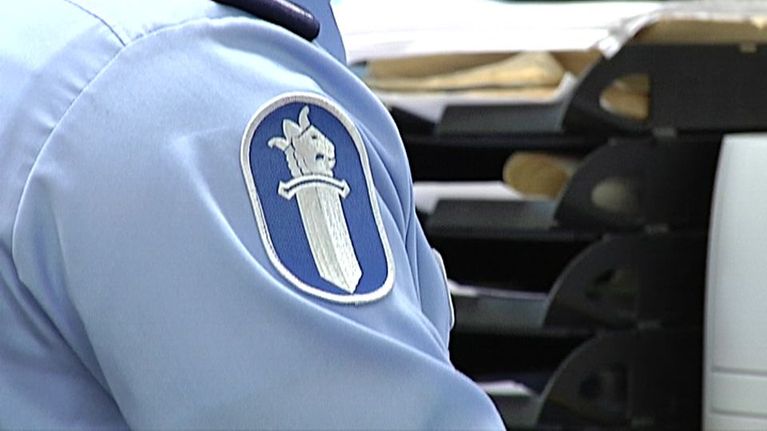 Poliisin hihamerkki.
