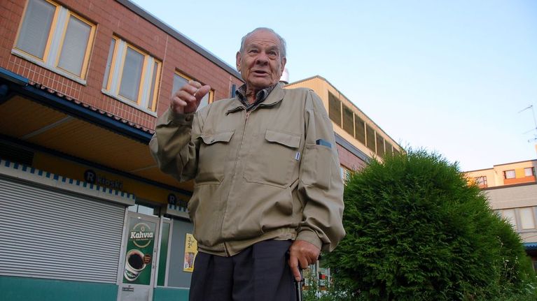 Erkki Virta käy joka aamu juomassa kahvit Hakunilan ostoskeskuksella. Hän on asunut Hakunilassa vuodesta 1984.