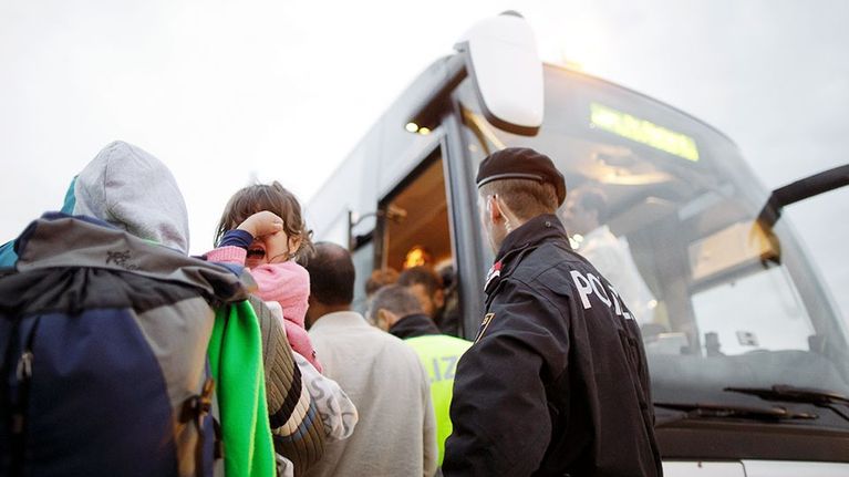 Turvapaikanhakijat jonottavat linja-autoon Itävallan Nickelsdorfissa.