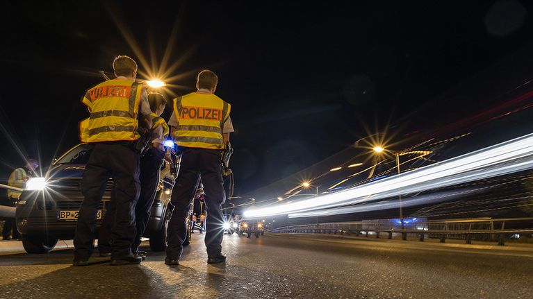 Saksalaispoliisit tarkastivat autoja Saksan ja Itävallan rajalla Freilassingin kaupungissa 13. syyskuuta 2015. 