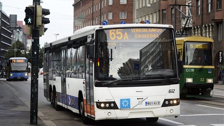 Raitiovaunu- ja linja-autoliikennettä Helsingin keskustassa 14. syyskuuta 2015.  