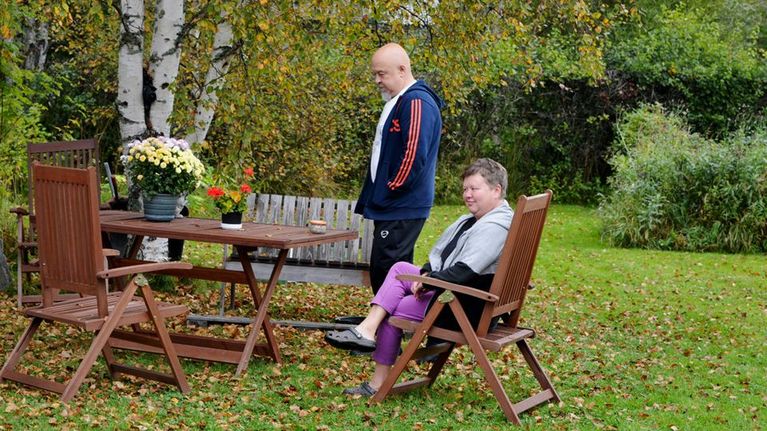 Tarja Rönkkö ja Osmo Heikkinen miettivät tarkkaan rahansa.