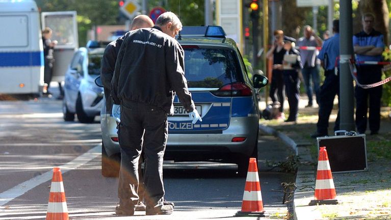 Rikospoliisi tutkii rikospaikkaa.