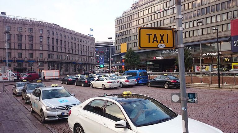 Kuva taksitolpalta Helsingin Elielinaukiolta 18. syyskuuta 2015. 