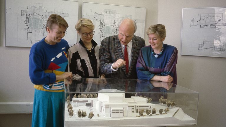 Markkinointisihteeri Marjatta Lilja (vas), toimistopäällikkö Kaarina Louhela, toimitusjohtaja Carl Öhman, sihteeri Lisa Nordenswan vuonna 1988