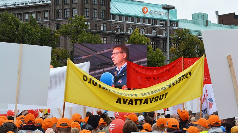 Lauri Lyly pitää puhetta.