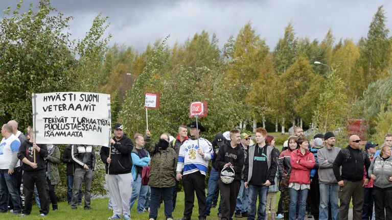Kansanmielinen ja pakolaista vastustava mielenosoitus Rajat kiinni! Tornion matkakeskuksen edustalla lauantaina 19. syyskuuta.