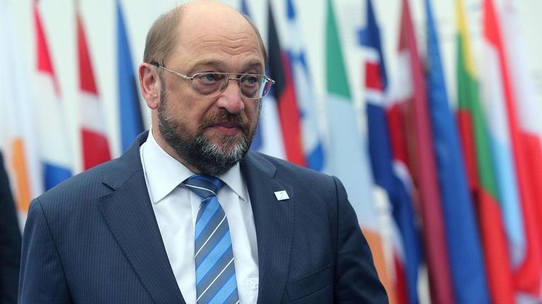 Martin Schulz EU-maidenlippujen edessä