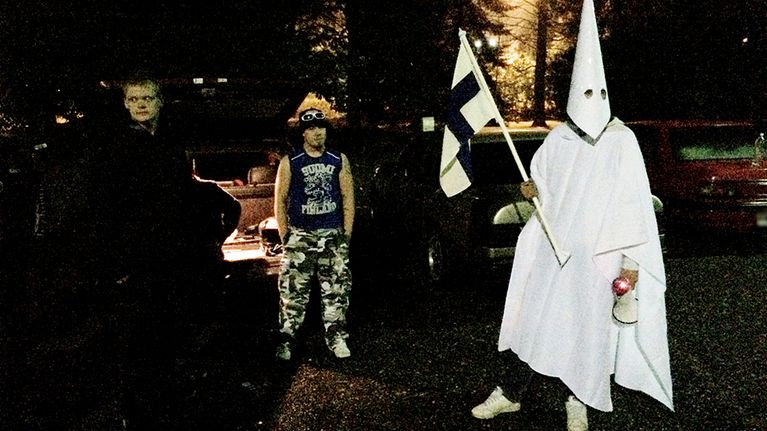 Joitain kymmeniä ihmisiä osoitti mieltään turvapaikanhakijoiden tuloa vastaan Hennalan ex-varuskunnan portilla Lahdessa 24. syyskuuta 2015.