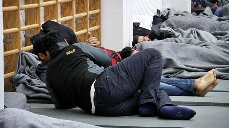 Turvapaikanhakijoita järjestelykeskuksessa Torniossa.