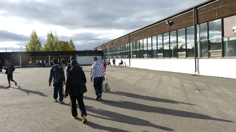 Irakista tulleet turvapaikanhakijat Kouvolan Keltakankaan turvapaikanhakijoiden tilapäismajoituksessa, suljetussa ammattiopistossa sunnuntaina 27. syyskuuta. 