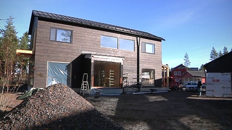 Seinäjoen asuntomessualueelle nousee useita hirsitaloja. Kuva syyskuulta 2015.