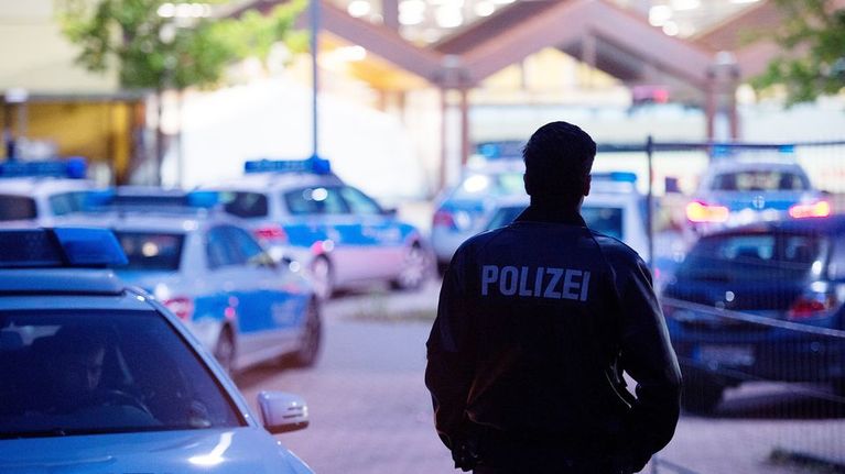 Poliisi vartioi vastaanottokeskuksen edustalla Hampurissa, Saksassa, 1. lokakuuta.