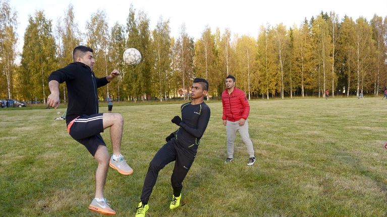 Irakilaisia pakolaisia jalkapallotreeneissä Lahdessa Hennalan entiseen varuskuntaan avatulla vastaanottokeskuksella 30. syyskuuta, jossa järjestettiin turvapaikanhakijoille tervetuliais- ja urheilutapahtuma Let's play bAll together. 