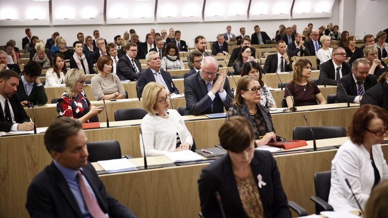 Kansanedustajat seurasivat keskustelua eduskunnan suullisella kyselytunnilla Helsingissä 24. syyskuuta.