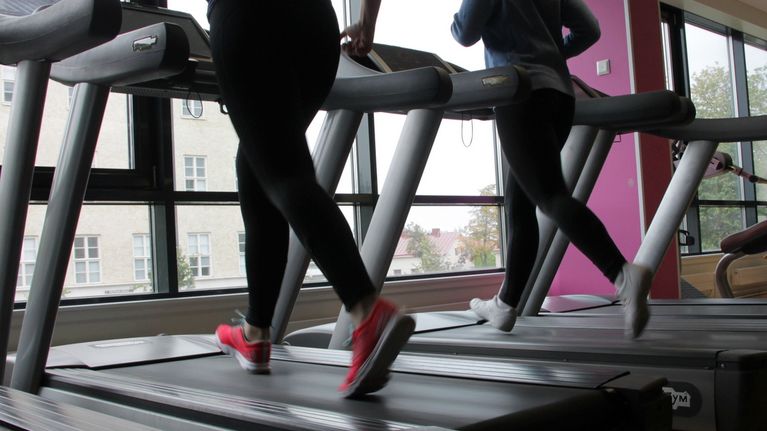 Kaksi yhdeksäsluokkalaista juoksemassa kuntosalilla