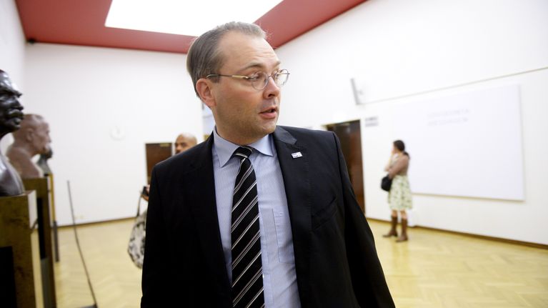 Perussuomalaisten puolustusministeri Jussi Niinistö eduskunnan täysistunnossa 2. lokakuuta.