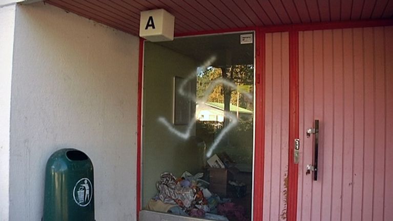 hakaristi ikkunassa