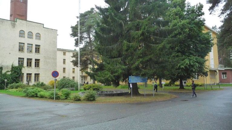 Turvapaikanhakijoita Satalinnan vastaanottokeskuksen pihalla